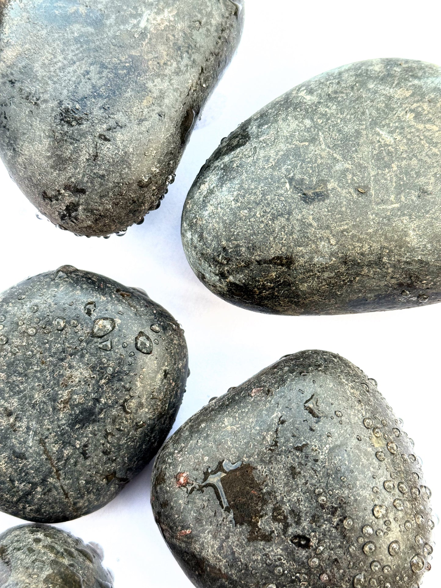 BONSAQUA - Polished Black Pebbles 1 kg. (5-10 Cm.)