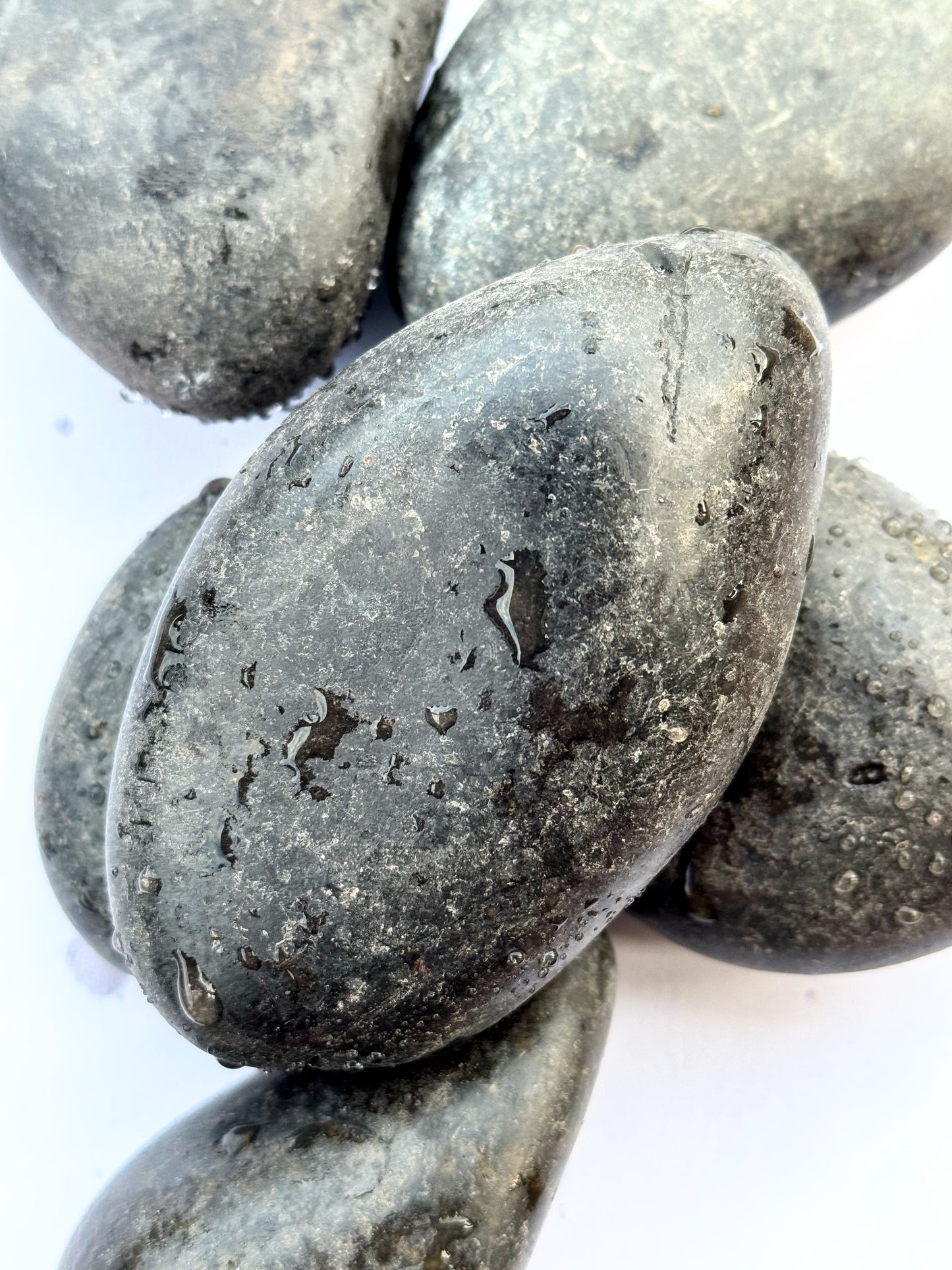 BONSAQUA - Polished Black Pebbles 1 kg. (5-10 Cm.)