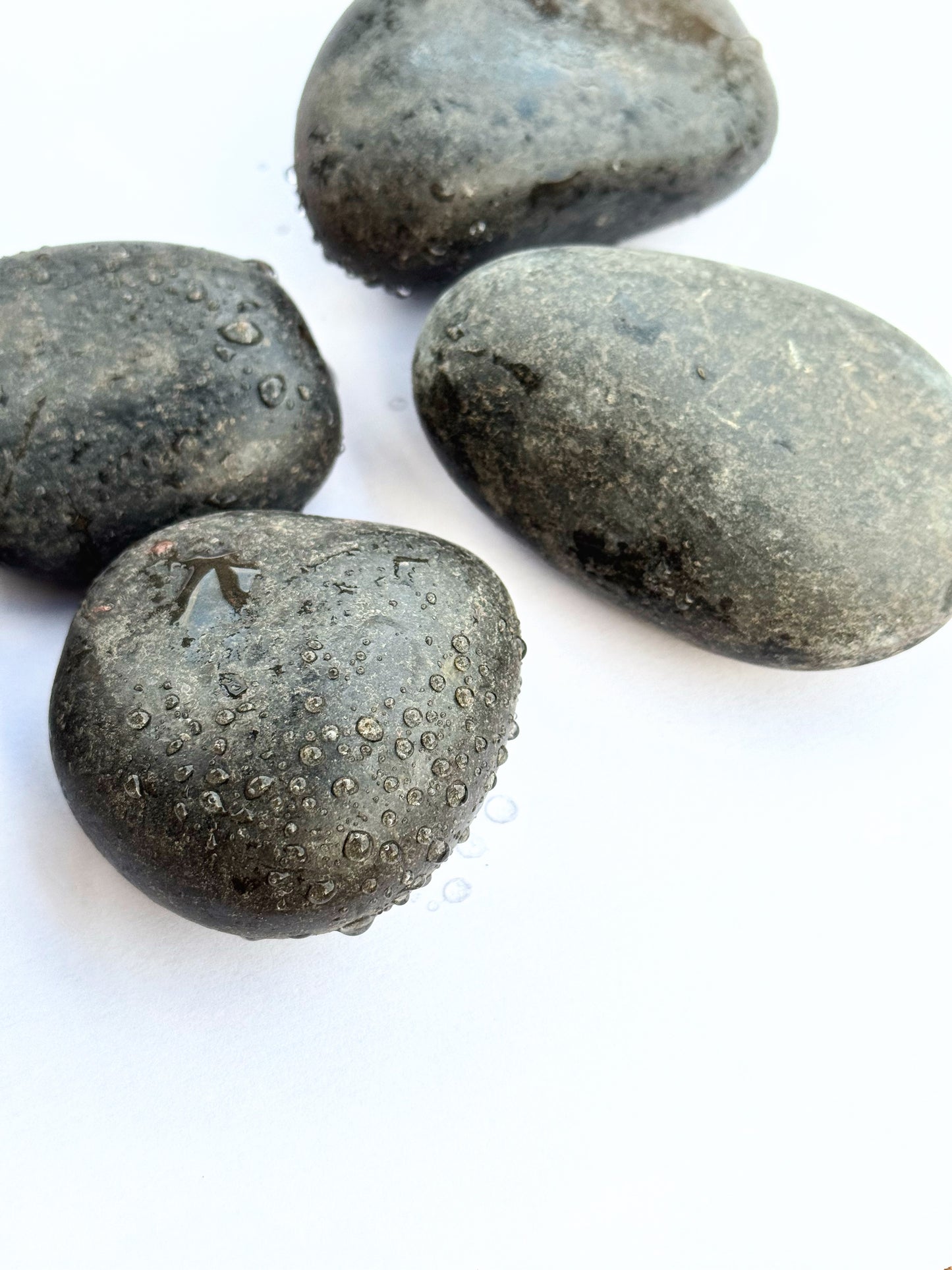 BONSAQUA - Polished Black Pebbles 1 kg. (5-10 Cm.)