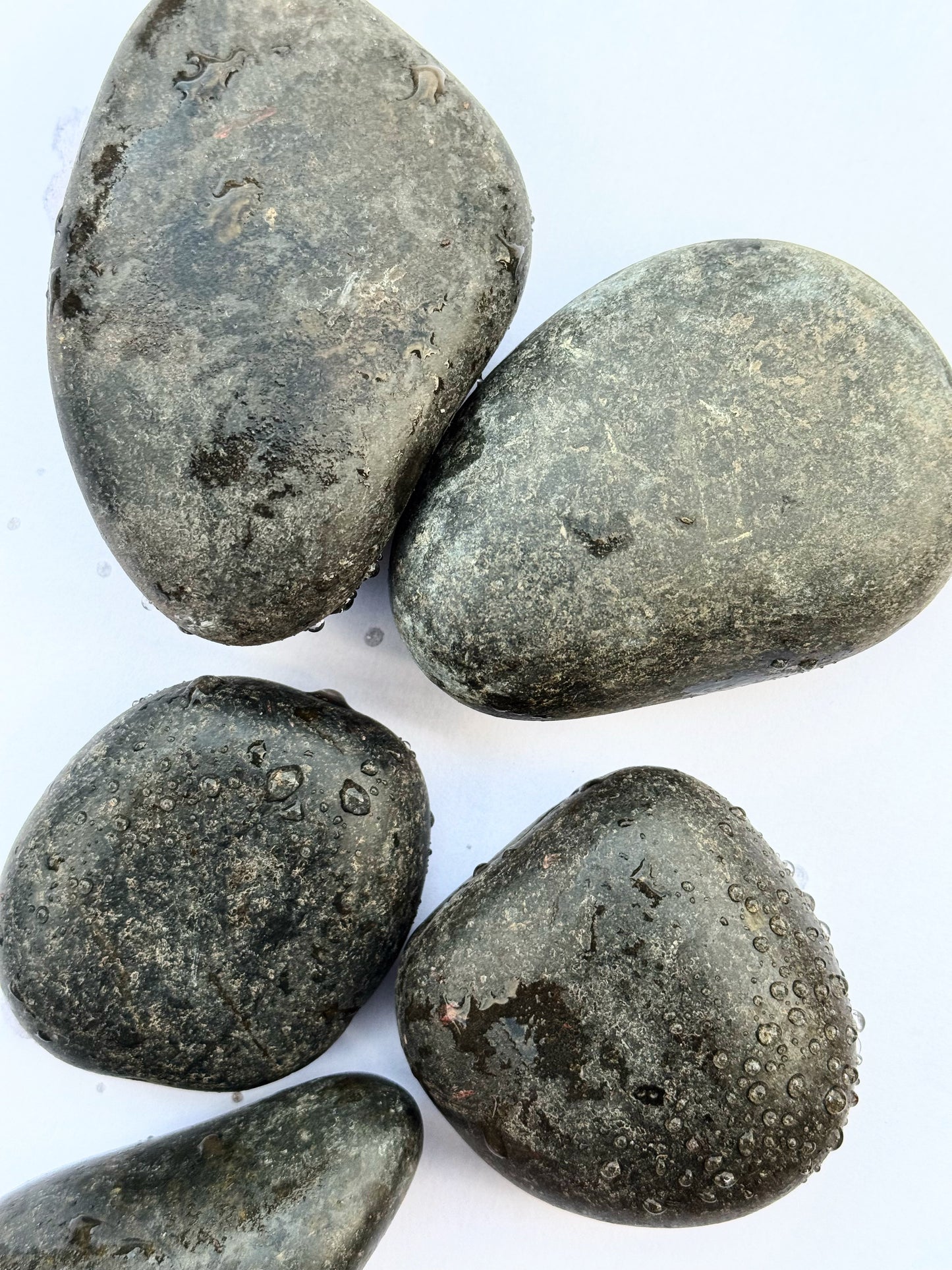 BONSAQUA - Polished Black Pebbles 1 kg. (5-10 Cm.)